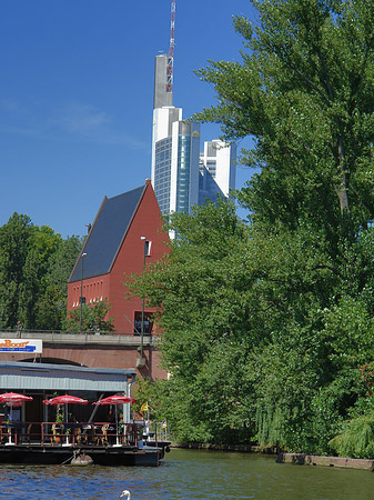 Neuer Portikus mit Bäumen