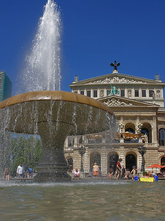 Fotos Alte Oper mit Brunnen