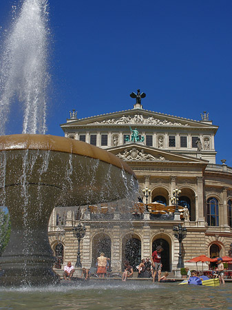 Foto Alte Oper mit Brunnen