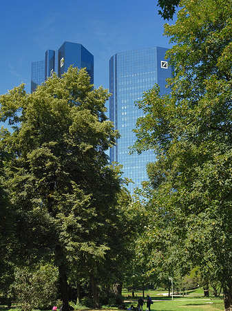 Foto Deutsche Bank mit Bäumen - Frankfurt am Main