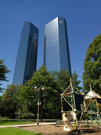 Foto Deutsche Bank mit Spielplatz