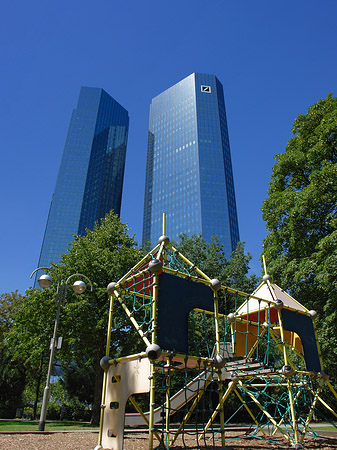 Fotos Deutsche Bank mit Spielplatz