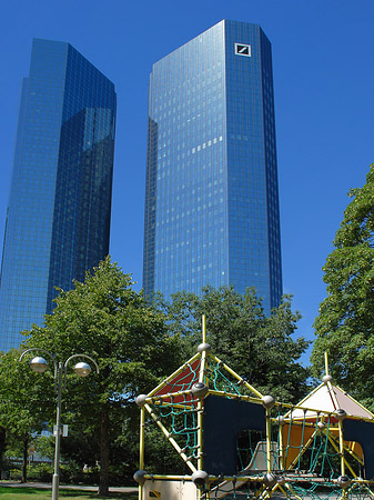 Deutsche Bank mit Spielplatz Foto 