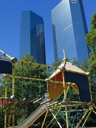 Fotos Deutsche Bank mit Spielplatz