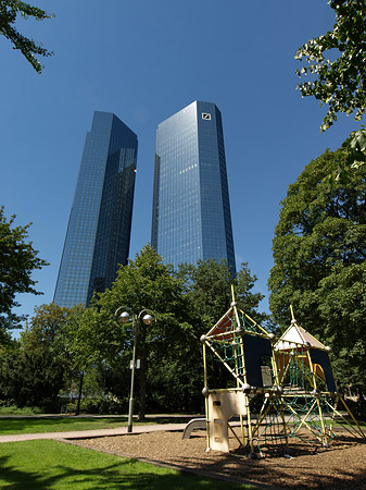 Deutsche Bank mit Spielplatz Foto 