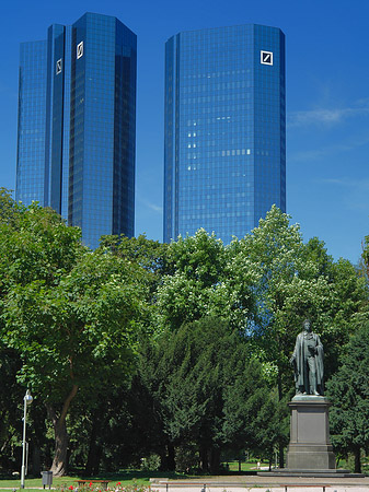 Foto Deutsche Bank mit Statue - Frankfurt am Main