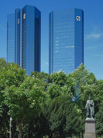 Foto Deutsche Bank mit Statue - Frankfurt am Main