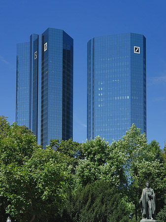 Foto Deutsche Bank mit Statue - Frankfurt am Main