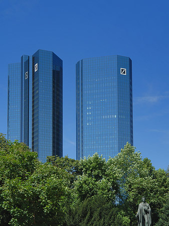 Foto Deutsche Bank mit Statue - Frankfurt am Main