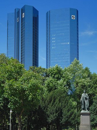 Fotos Deutsche Bank mit Statue