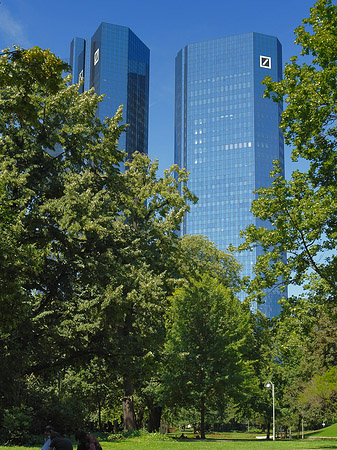 Foto Deutsche Bank mit Wiese - Frankfurt am Main