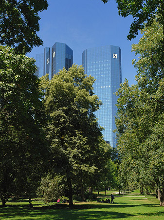 Foto Deutsche Bank mit Wiese - Frankfurt am Main