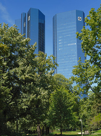 Deutsche Bank mit Wiese Fotos