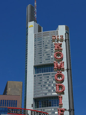 Commerzbank hinter Komödie Foto 