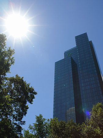 Sonne strahlt die Dresdner Bank an Foto 