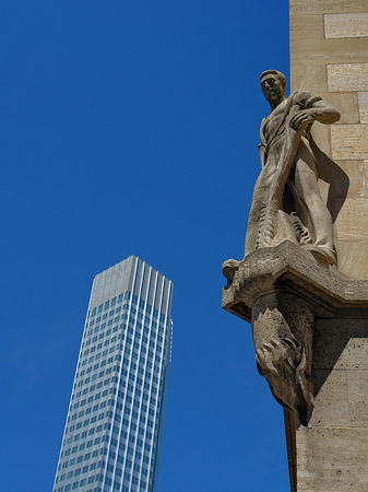 Eurotower mit Häusern Foto 