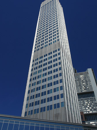 Foto Eurotower mit Häusern - Frankfurt am Main