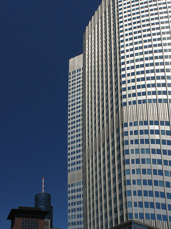 Eurotower mit Häusern