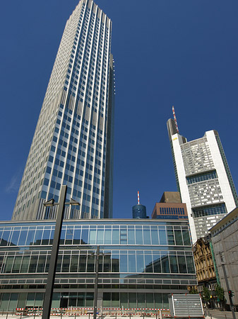 Foto Eurotower hinter Schauspiel Frankfurt - Frankfurt am Main