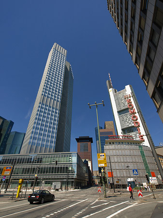 Foto Eurotower hinter Schauspiel Frankfurt