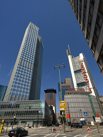 Eurotower hinter Schauspiel Frankfurt