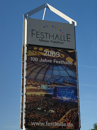 Fotos Festhalle mit Schild