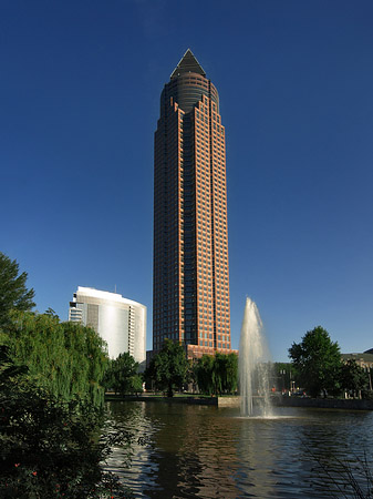 Messeturm mit Ludwig-Erhard-Anlage Fotos