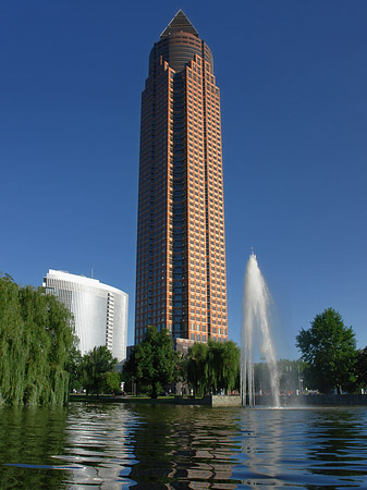 Foto Messeturm mit Ludwig-Erhard-Anlage - Frankfurt am Main