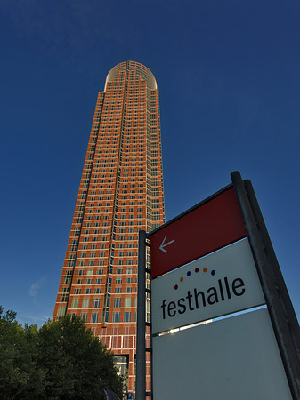 Messeturm mit Festhallenschild Fotos