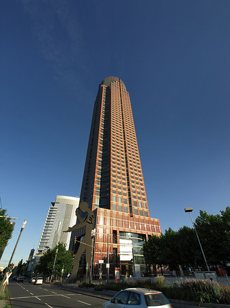 Messeturm mit Hammering Man Fotos