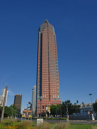 Messeturm mit Theodor-Heuss-Allee Fotos