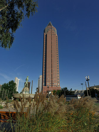 Foto Messeturm auf Wiese