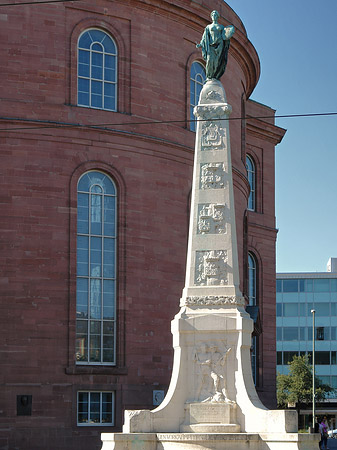 Foto Paulskirche hinter Statue