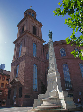 Foto Paulskirche mit Statue