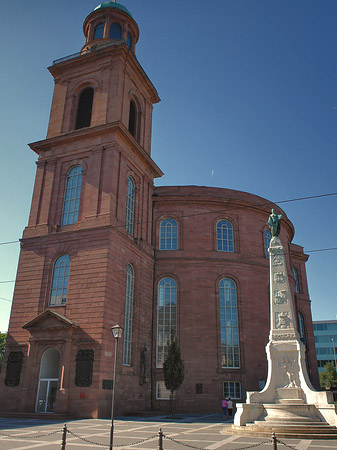 Paulskirche mit Statue