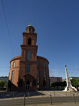 Paulskirche mit Statue Foto 