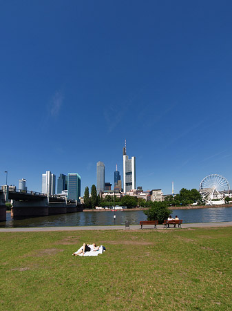 Foto Skyline von Frankfurt mit Sachsenhausener Ufer - Frankfurt am Main