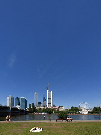 Skyline von Frankfurt mit Sachsenhausener Ufer