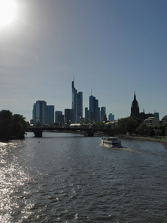 Foto Skyline von Frankfurt mit Schiff - Frankfurt am Main