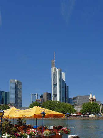 Skyline von Frankfurt mit Schöfferhofer Weizen Foto 