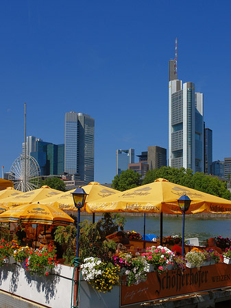 Foto Skyline von Frankfurt mit Schöfferhofer Weizen - Frankfurt am Main