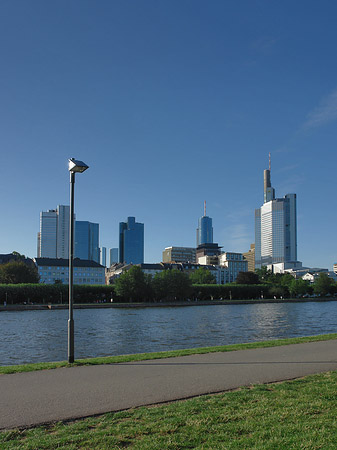 Foto Skyline von Frankfurt mit Ufer