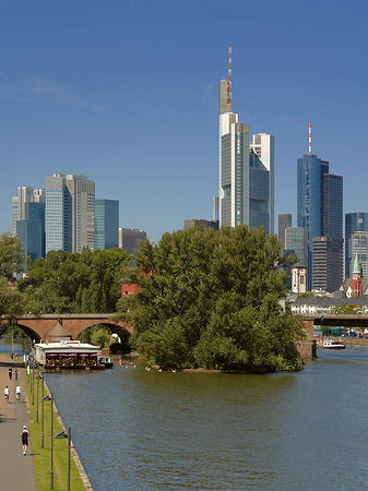 Foto Skyline von Frankfurt mit Ufer - Frankfurt am Main