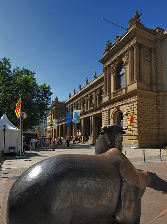 Wertpapierbörse mit Bulle und Bär Fotos