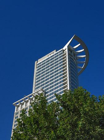 Westendtower mit Baum Foto 