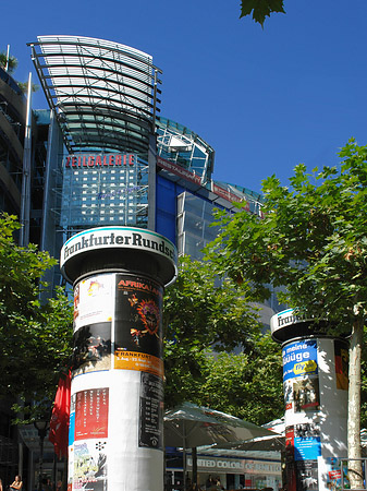 Zeilgalerie mit Litfaßsäule Fotos