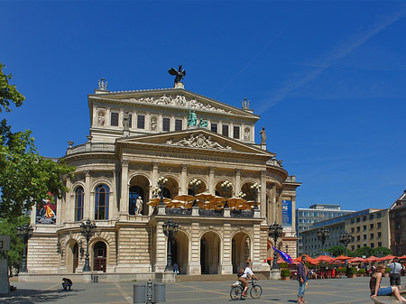 Alte Oper mit Baum Foto 