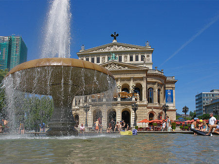 Alte Oper mit Brunnen