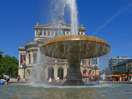 Alte Oper mit Brunnen