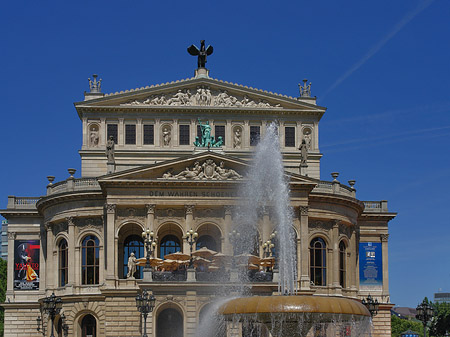 Fotos Alte Oper mit Brunnen